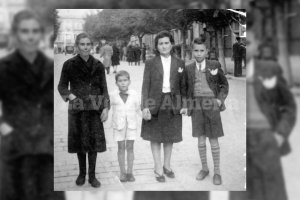 De blanco, el niño Domingo Molina con su madre y su abuela. Se ganaba su jornal llevándole el agua a las mujeres del estraperlo.0