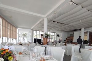 Restaurante del Club de Mar con vistas a la bahía de Almería.