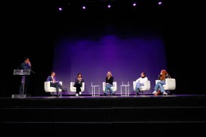 Javier A. García, Bárbara Goenaga, Marta Robles, Mina El Hammani y Inés de León han participado en el encuentro, moderado por Juan Gabriel García.
