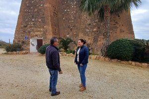 La concejala de Cultura y Turismo, María Isabel Ponce, y el alcalde pedáneo de Villaricos, Juan Velasco.