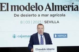 Pedro Manuel de la Cruz, director de La Voz de Almería, durante su intervención en Casa Guardiola (Sevilla). Foto: DiegoLobato
