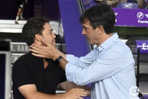 Pacheta saludando a Rubi en la cuarta jornada de Liga.