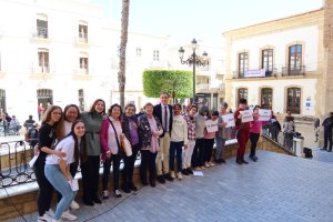 El alcalde y la concejal de Juventud junto a las participantes en el manifiesto por el 8-M.
