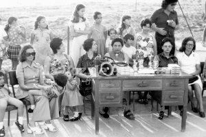 Grupo de maestras del colegio Ángel Suquía del barrio de Piedras Redondas, en los años 70, en una jornada de actividades en el patio.