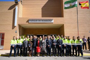 Foto de familia de bomberos y autoridades este miércoles en Almería