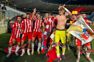 Celebración en el terreno de juego tras ganar al Deportivo en el Reino de León.