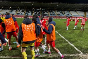 Los futbolistas del Almería muy felices tras ganar en el descuento.