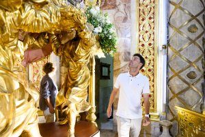 Rubi mira a la Virgen del Mar que seguro le protege.