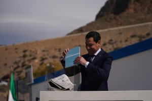 Juanma Moreno, ante la urna de la primera piedra, donde se ha depositado un ejemplar de hoy de La Voz.