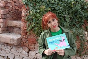 Blanca Campos con su primer libro, el cuento infantil ‘¡Ya no echo fuego!’.