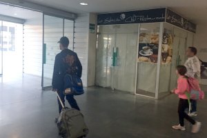 La cafetería de la estación empapelada y cerrada desde hace dos años y medio.