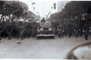 Franco subiendo el Paseo en un rolls descapotable en 1943, en una imagen donada al Museo de Terque.