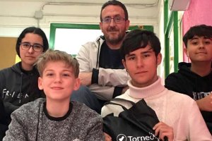 Antonio, con algunos alumnos participantes en el IV Torneo de Debate Educativo.