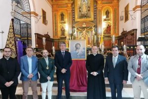 Alcalde de Adra y Hermanos Mayores junto al párroco José M. Sánchez, el pregonero de este año, Francisco López y el vicario Parroquial, José A