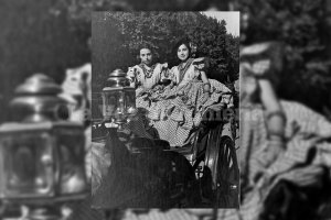 Dos muchachas con sus espléndidos vestidos de gitana cuando era una moda atravesar el Paseo en un coche de caballos.