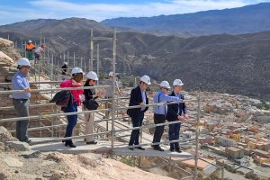 Imagen de la visita del subdelegado del Gobierno a las obras de rehabilitación del castillo de Tabernas.