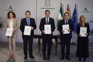 El presidente andaluz, en el centro, con los representantes de la CEA, UGT, CCOO, y el consejero de Presidencia.