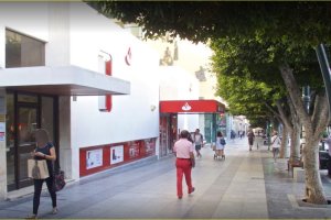 Una entidad financiera en el centro de Almería.
