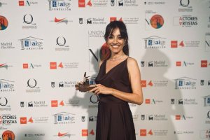 Zaira Montes, con el Premio de la Unión de Actores y Actrices a la mejor actriz secundaria por La Casa de Bernarda Alba. (Foto: uniondeactores.com).