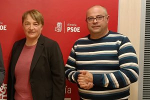 La nueva candidata del PSOE en Fines, Mari Ángeles Martos, junto al anterior candidato..