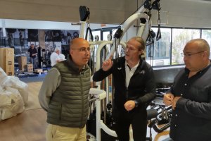 El alcalde visita las instalaciones del Centro Deportivo.