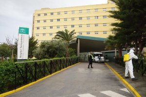 Trabajos de desinfección en Torrecárdenas en los primeros días del estado de alarma, en marzo de 2020.