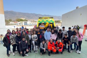 Estudiantes de FP del IES Santo Domingo con técnicos de Emergencias Sanitarias del 061, exalumnos del centro.