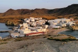La Isleta del Moro es uno de los lugares con más encanto de Cabo de Gata,