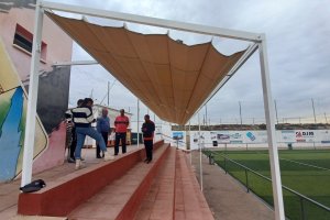 El Campo de Fútbol Andrés Soler con el nuevo toldo para dar sombra a las gradas.