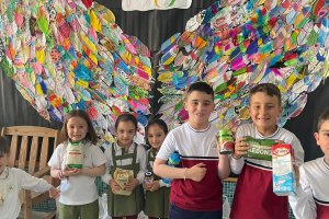 Niños del Colegio Portomagno muestran algunos de los alimentos donados.