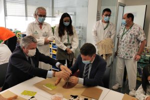 Los delegados, en primer término, en su visita al hospital.