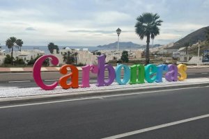 Carboneras engalana la entrada a su municipio con los colores del arcoíris.