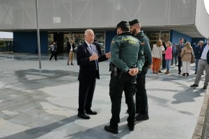 Gabriel Amat charlando este viernes con dos agente de la Guardia Civil en el Puerto de Roquetas.