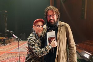 Fito, uno de los pilares del proyecto junto a Robe, Iñaki Antón y Chinato, con el periodista almeriense Javier M. Alcaraz. 