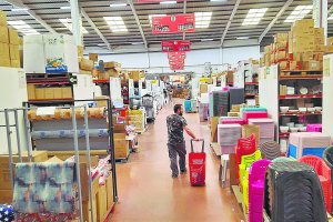 Un cliente en el Comercial Dragón en Viator.