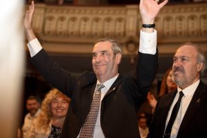 Brazos al Cielo del rey del deporte.