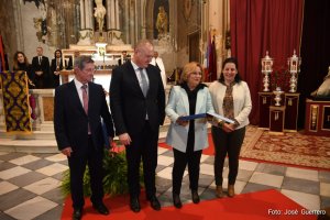 El Consistorio cuevano conmemoró a Ginés Pérez y María Dolores Martínez.