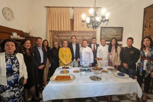 Representantes de los cuatro restaurantes participantes y algunos de los familiares que han donado las recetas.