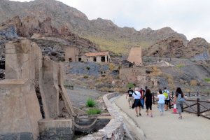 Archivo de un grupo de visitantes en las inmediaciones de la Geoda de Pulpí.