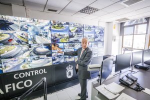 Gabriel Amat durante una visita al Centro de Control de Tráfico de Roquetas de Mar.