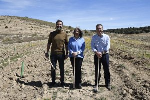 El consejero Ramón Fernández-Pacheco, la \'madre\' del proyecto María López y el presidente de Cajamar azada en mano