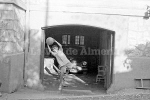 Niños jugando al fútbol en la puerta de la cochera del jardín del desaparecido chalet de la Plaza de Santa Rita.