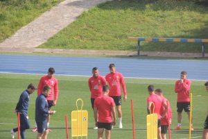 Charla de Rubi en la hierba del Anexo Mediterráneo.