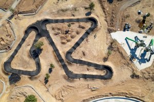 Vista aérea de la pista de pump truck y una de las zonas de juegos infantiles.