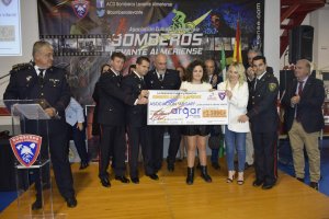 Entrega de la recaudación solidaria a la asociación Argar.