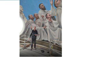 Andrés García Ibáñez junto a la obra plasmada en el Santuario del Saliente.