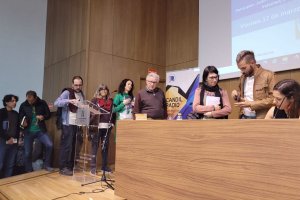 La escritora Teresa Lao firmando ejemplares de su nuevo libro en la Villaespesa.