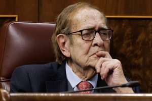 Ramón Tamames durante la moción de censura fallida contra Pedro Sánchez.