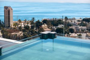 Una piscina con altura y unas vistas envidiables.