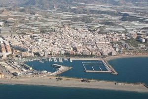 Imagen del puerto de Adra.